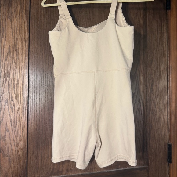 Offline by aerie the hugger scoop 5” romper soft oat (pics included) - Picture 3 of 4